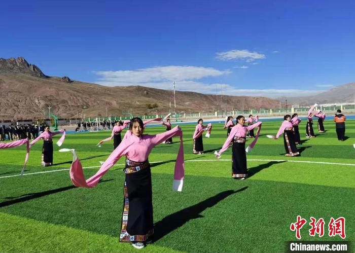 圖為青海師范大學附屬玉樹實驗學校學生在綠茵場跳起囊謙古舞—卓根瑪?！“讋?攝