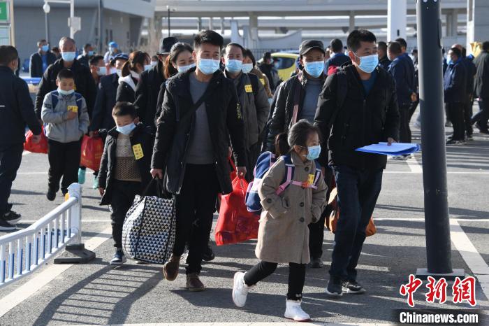 圖為搬遷民眾剛出火車站。　丁凱 攝