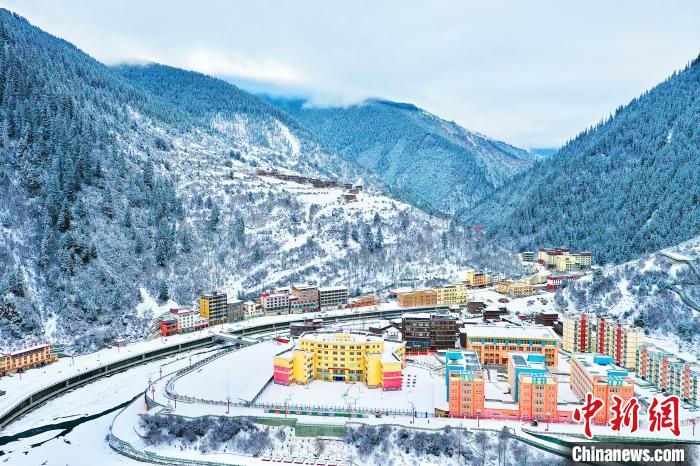 壤塘的雪后美景?！∪捞量h融媒體中心供圖