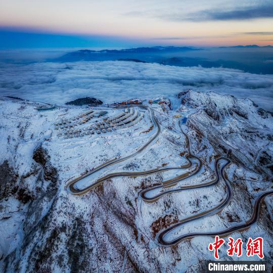 雪后的牛背山山頂和崎嶇的公路?！±顒P 攝