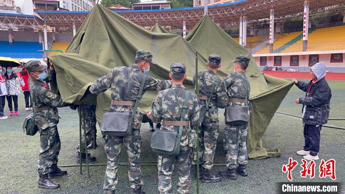 四川馬爾康地震：武警官兵緊急馳援