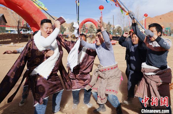 圖為藏族民眾跺腳歡呼慶祝弓箭手射中靶心?！●R銘言 攝