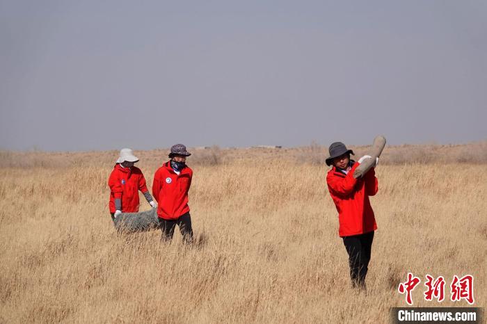 格爾木濕地站建設(shè)過程中，第二次青藏科考中科院空天院分隊(duì)隊(duì)員化身搬運(yùn)工，在高原上開展體力勞動(dòng)。　<a target='_blank' href='/'><p  align=