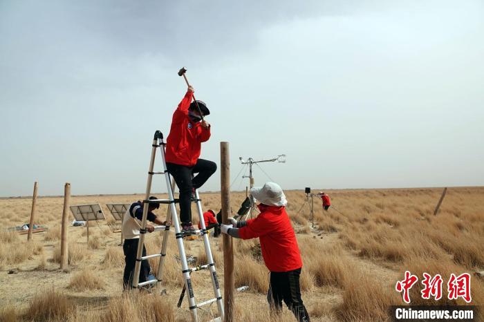 格爾木濕地站建設(shè)過程中，第二次青藏科考中科院空天院分隊(duì)隊(duì)員揮錘安裝防護(hù)欄。　<a target='_blank' href='/'><p  align=