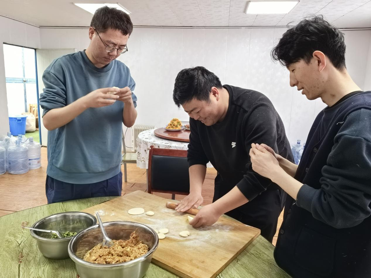 項目部里包餃子。王元明攝