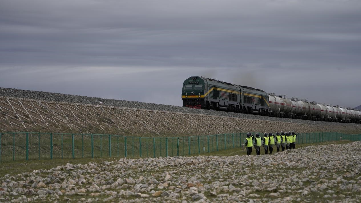 乘坐火車飛馳在青藏鐵路，每隔一兩公里便能看到窗外的護路隊員。看到火車駛過，他們都要面向列車敬禮，如同一尊莊嚴雕塑般定格在乘客心里。人民網(wǎng) 陳博文 攝