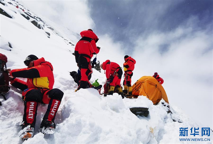 （2020珠峰高程測量）（5）珠峰高程測量登山隊撤回前進營地 登頂日期將再調(diào)整