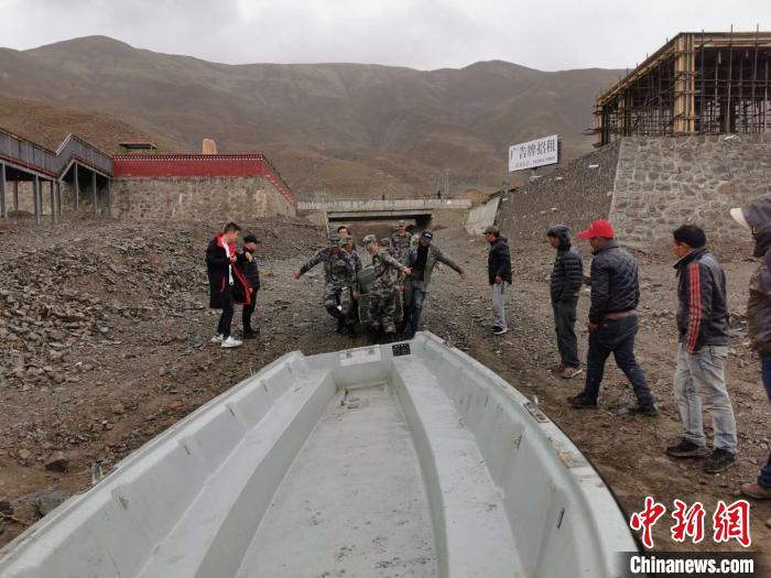 西藏軍地協(xié)力查處非法捕魚守護轄區(qū)水域生態(tài)平衡