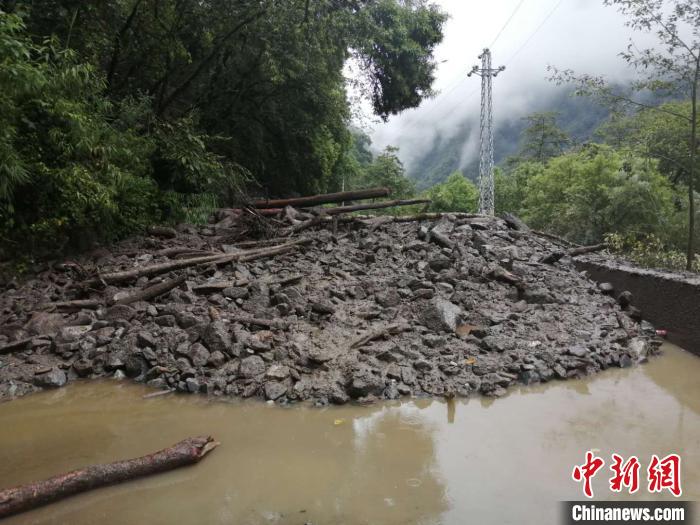 圖為7月21日，G318線川藏公路林芝巴宜區(qū)至波密縣路段因自然災害中斷。林芝市巴宜區(qū)公安局 供圖