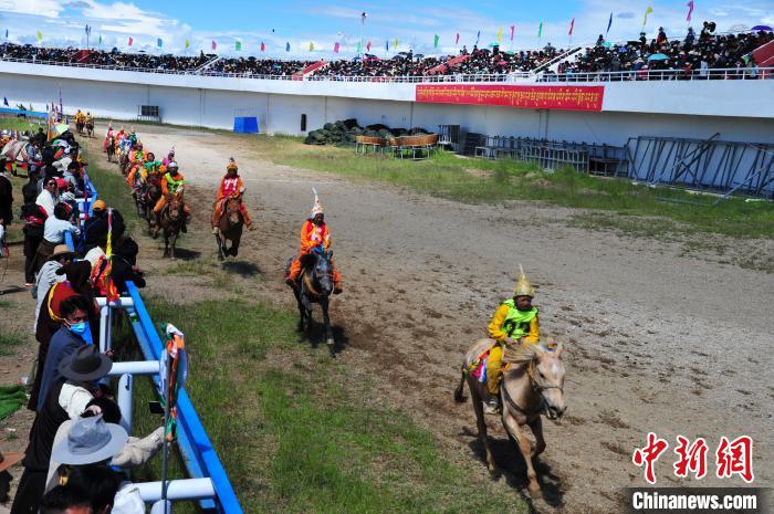 圖為少年騎手騎乘沒(méi)有馬鞍的賽馬，靠雙腳夾住馬馳騁在跑道上。　張偉 攝