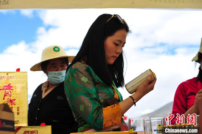 圖為拉薩市民在特色農(nóng)畜產(chǎn)品展示展銷會(huì)上選購(gòu)商品?！垈?攝