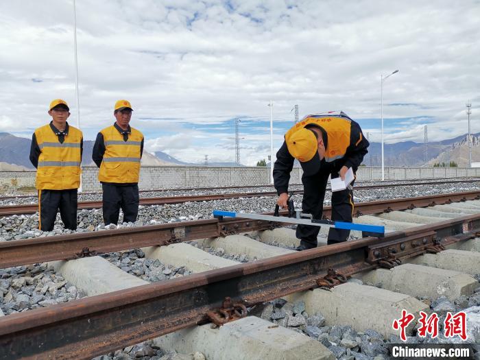 圖為參賽選手在比賽項目中用軌距尺測量鋼軌距離。　趙延 攝