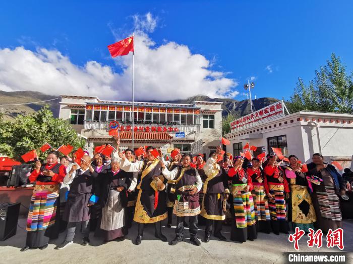 圖為林芝朗縣洞嘎鎮(zhèn)扎西塘村村民表達對祖國的祝福?！×种ナ形麄鞑?供圖