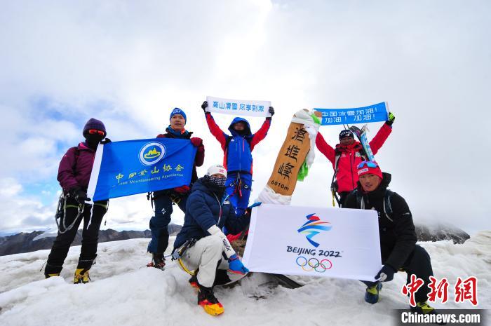 圖為5日，登山者在洛堆峰頂合影?！垈?攝