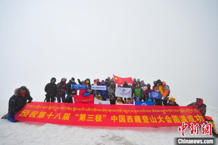 圖為5日，登山者在洛堆峰頂合影?！垈?攝