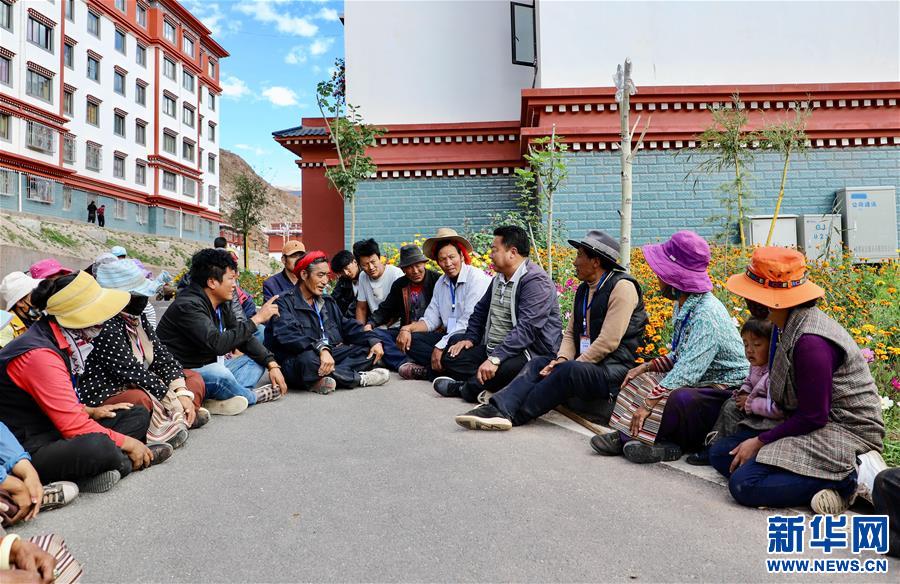 （西藏昌都解放70周年·圖文互動）（1）“群眾搬出來住安穩(wěn)了，我就踏實了。”——一線扶貧干部赤列旺堆的心里話