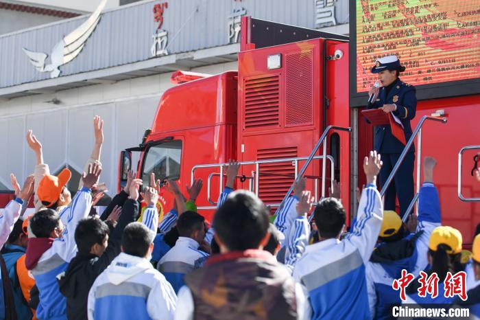 圖為民眾參與消防知識問答。　何蓬磊 攝