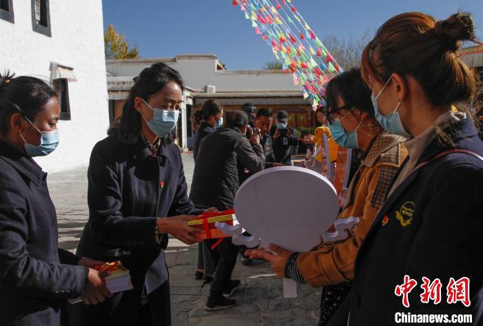 西藏布達拉宮雪城聯(lián)合學(xué)校啟動愛國主義實踐教育