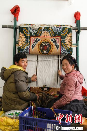 圖為1月15日，在日喀則市謝瑪氆氌農(nóng)村合作社，拉孜村一對夫婦在編織卡墊(資料圖)?！≮w朗 攝