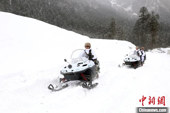 圖為雪地摩托車開路?！⊙鸩?攝