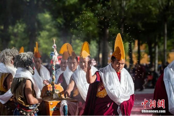 資料圖：扎什倫布寺跳神活動結(jié)束后，僧眾依次拋撒“切瑪”盒中的青稞祈福。<a target='_blank' ><p  align=