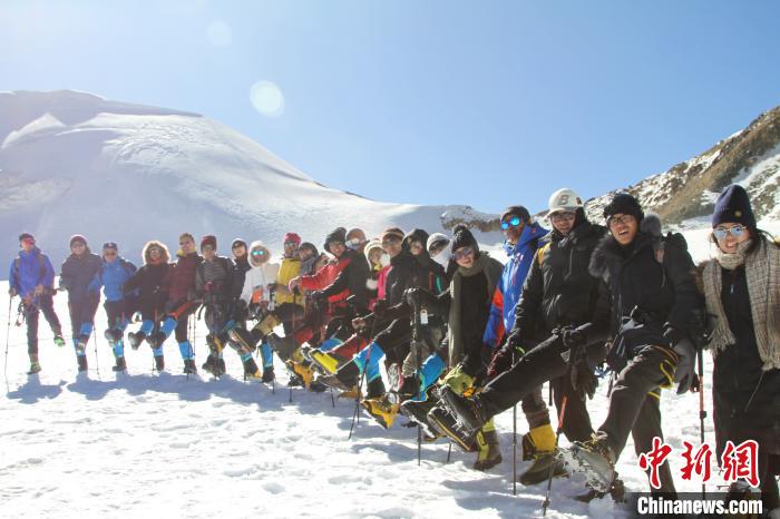 拉薩兩處冰川景點(diǎn)為旅客開放冰雪體驗(yàn)