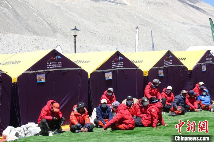 5月9日，登山隊(duì)員在珠峰北坡登山大本營歇息?！∪轿木?攝