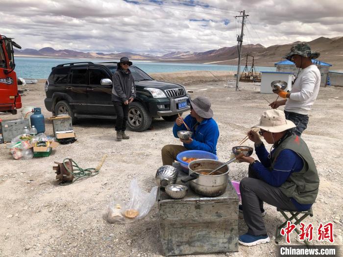 在“世界屋脊”上作業(yè)，中國(guó)科考隊(duì)員衣、食、住、行有何特色？