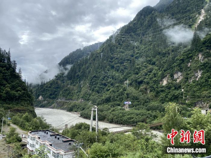 險(xiǎn)山急流中的兩座橋。彭寧鈴 攝