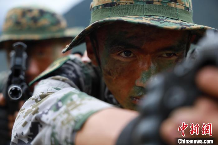 林芝軍分區(qū)偵察兵“融合式”演練錘煉“雪域鐵拳”