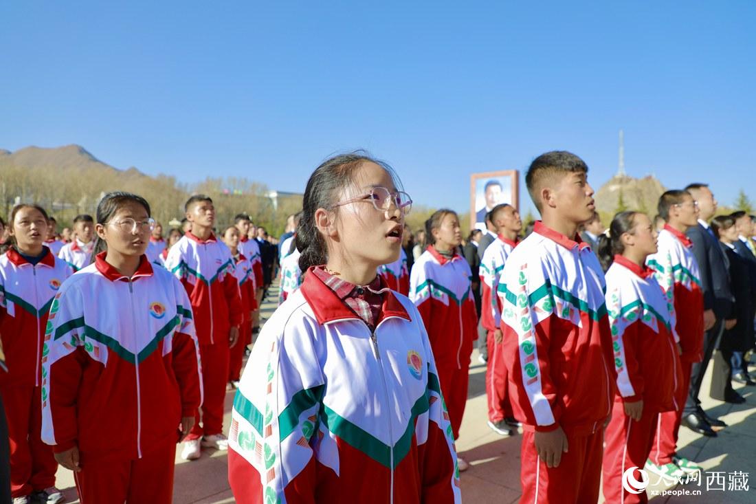 全體奏唱國(guó)歌。人民網(wǎng) 次仁羅布攝