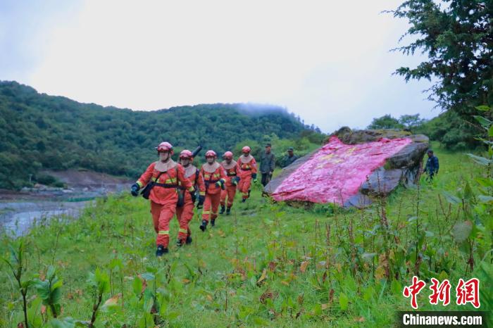 橙色“滅火服”守護西藏玉麥青山綠水