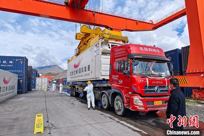 援助物資卸車現(xiàn)場?！F青藏集團有限公司拉薩車務(wù)段 供圖