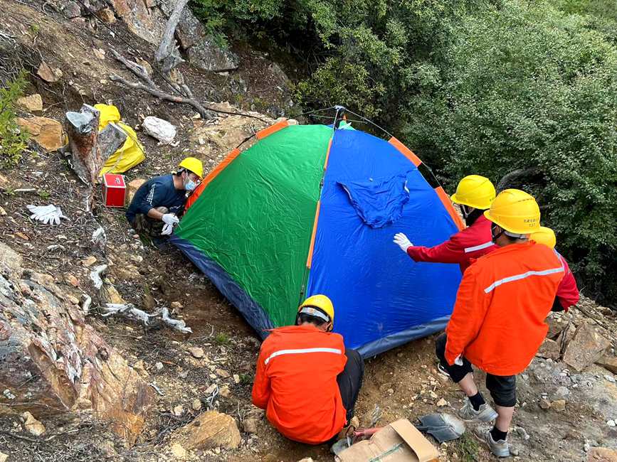 9月15日，電力施工人員正在施工點(diǎn)附近搭建暫居帳篷。白瑪多吉攝