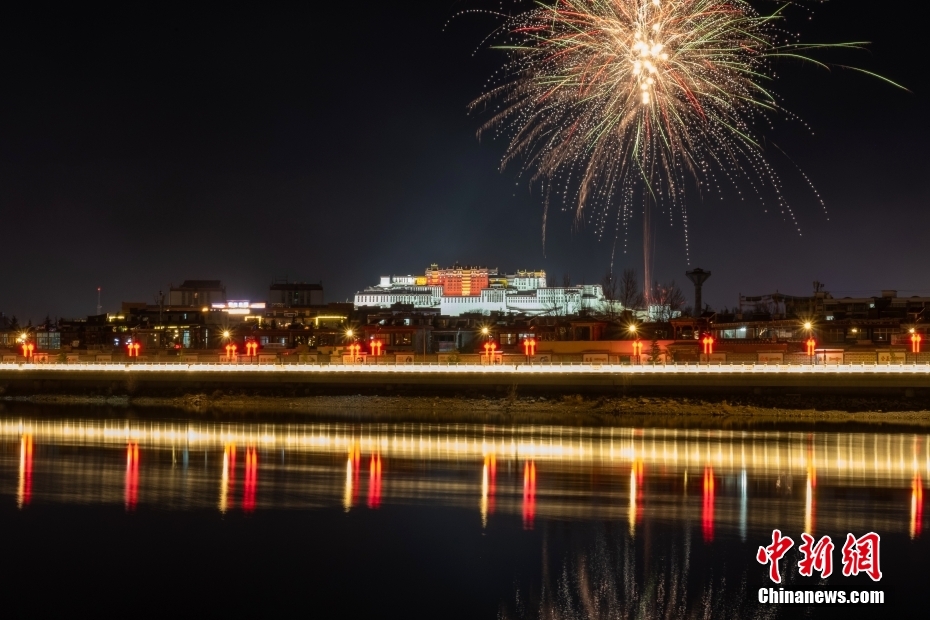 資料圖為2022年3月1日，拉薩迎來藏歷新年“古突夜”，煙花與被燈光照亮的布達(dá)拉宮交相輝映。 <a target='_blank' href='/'><p  align=