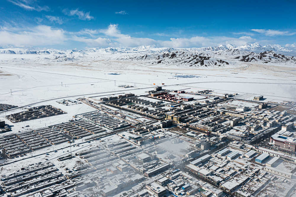 西藏阿里地區(qū)改則縣迎來初雪，銀裝素裹，美如畫卷。