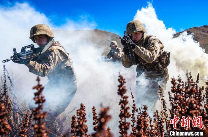 官兵正在進(jìn)行戰(zhàn)術(shù)綜合訓(xùn)練。　西藏山南軍分區(qū)某團(tuán)供圖