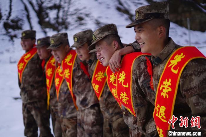 退伍老兵合照留念。　西藏山南軍分區(qū)某團(tuán)供圖