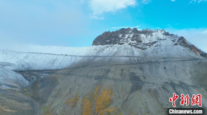 圖為邊壩縣降雪時(shí)夏貢拉山段路況?！∵厜慰h融媒體中心供圖