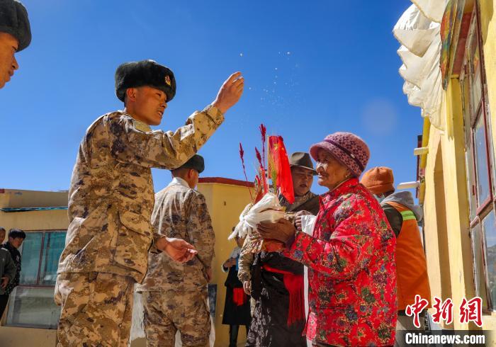 西藏阿里軍分區(qū)慰問(wèn)駐地群眾共迎藏歷新年