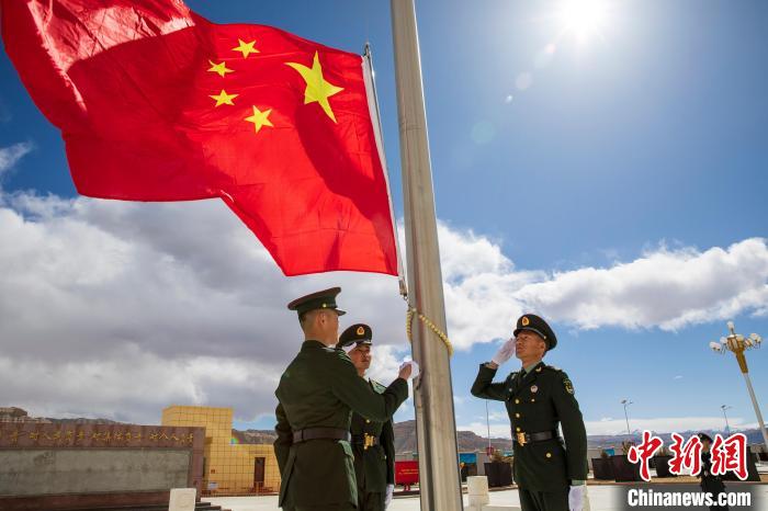 圖為在西藏阿里地區(qū)札達縣，軍民共同舉行升國旗儀式，慶祝西藏百萬農(nóng)奴解放紀念日?！詵| 攝