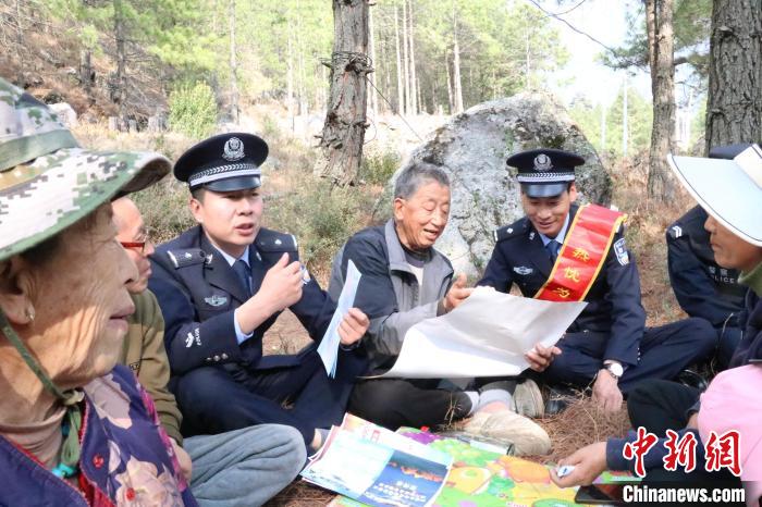 圖為竹瓦根邊境派出所民警為轄區(qū)群眾宣講森林防火常識(shí)。　竹瓦根邊境派出所 供圖