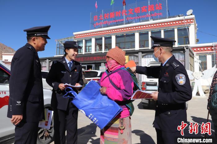 圖為日土邊境派出所民警在選轄區(qū)宣講國家安全知識(shí)?！∪尾?攝