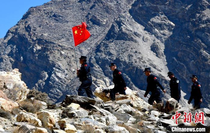 底雅邊境派出所民警夏永軍(左一)在巡邏中。　李林 攝