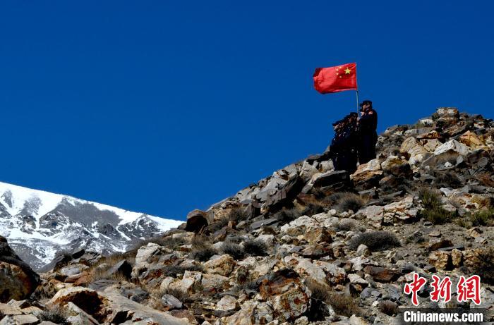 底雅邊境派出所民警夏永軍(右一)在巡邏中?！±盍?攝