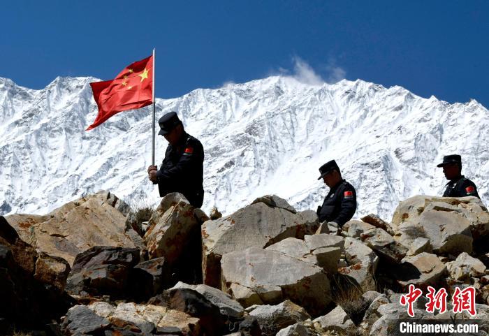 底雅邊境派出所民警夏永軍(左一)在巡邏中。