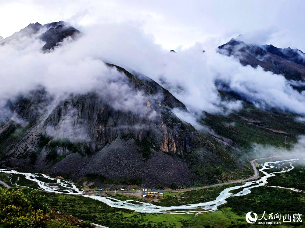 河流蜿蜒于青山間。人民網(wǎng) 李海霞攝