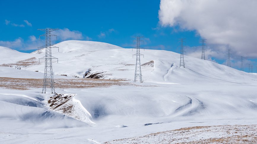 西藏自治區(qū)那曲市冰天雪地里的電網(wǎng)。趙清鵬攝