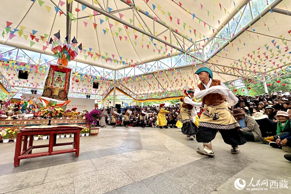 拉薩市宗角祿康公園舉行傳統(tǒng)藏戲劇目展演。