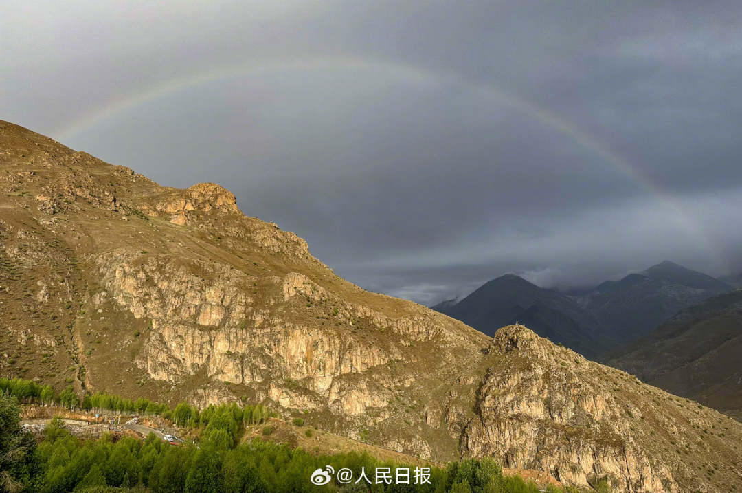 接好運(yùn)！青藏高原現(xiàn)巨大彩虹橋